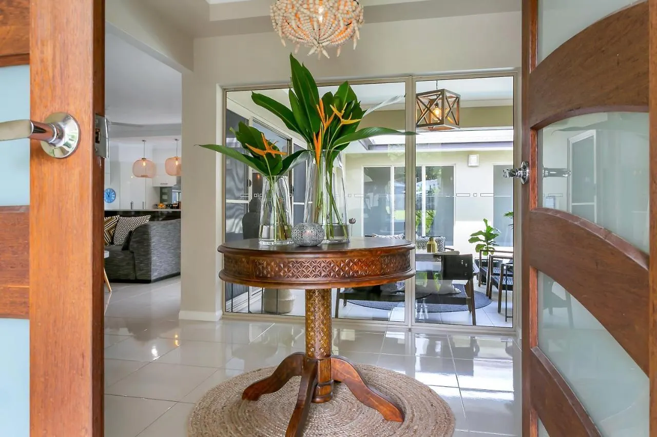 Escapades @ Palm Cove Villa Holiday home