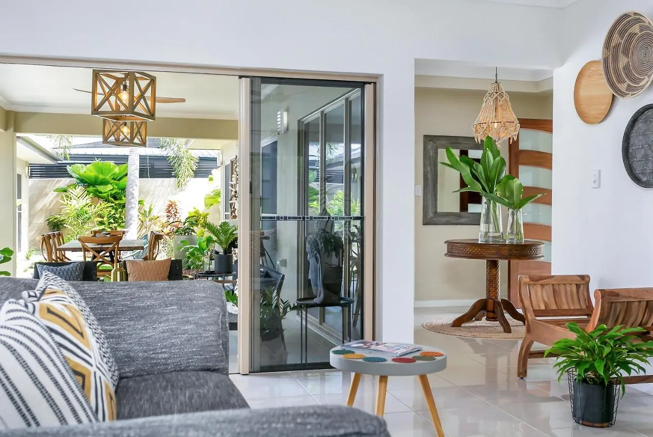 Holiday home Escapades @ Palm Cove Villa