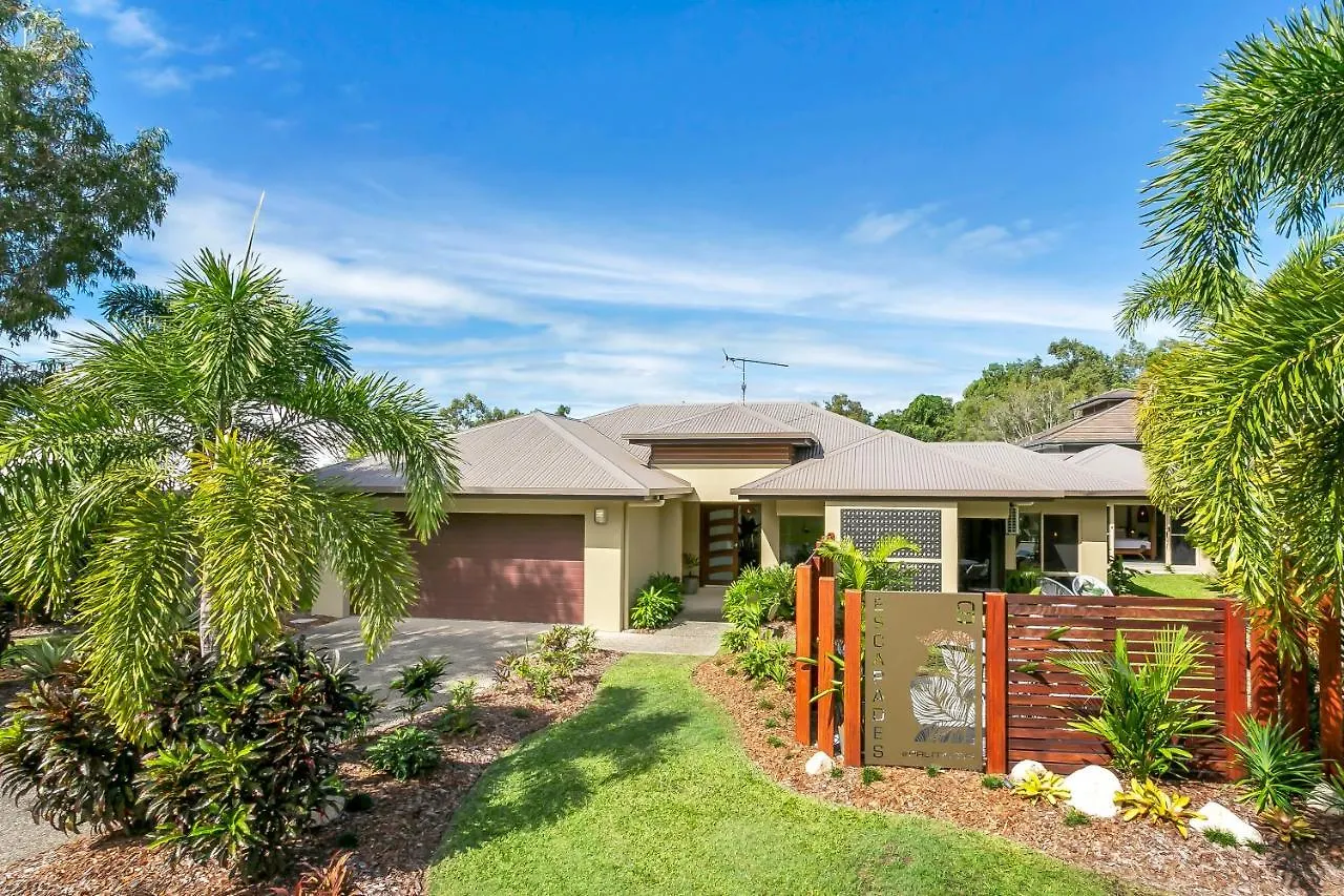 Holiday home Escapades @ Palm Cove Villa