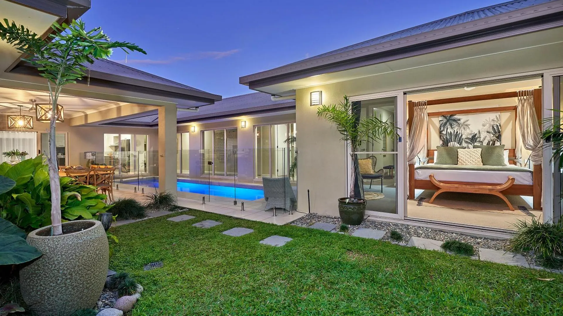 Escapades @ Palm Cove Villa Holiday home